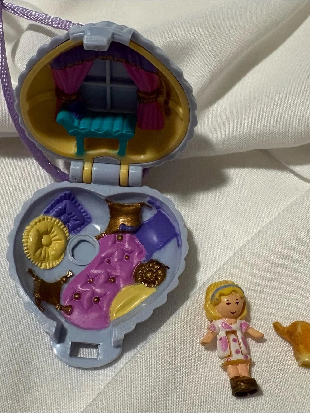 Polly Pocket Fuzzy Kitten Locket, Complete, 1993 by Blue Bird
